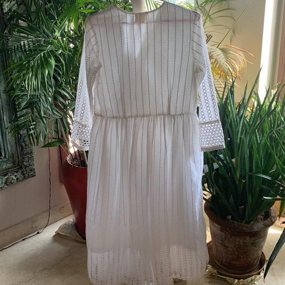 BEAUUUUUUTIFUL WHITE KURTA SET: self-design fabric with delicate cutouts. Size L - Picture 3 of 6